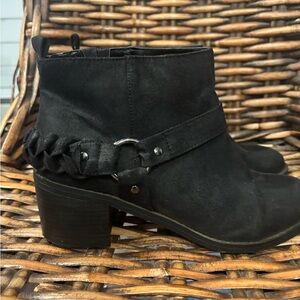 Carlos by Carlos Santana Black Braided Ankle Booties in size 8